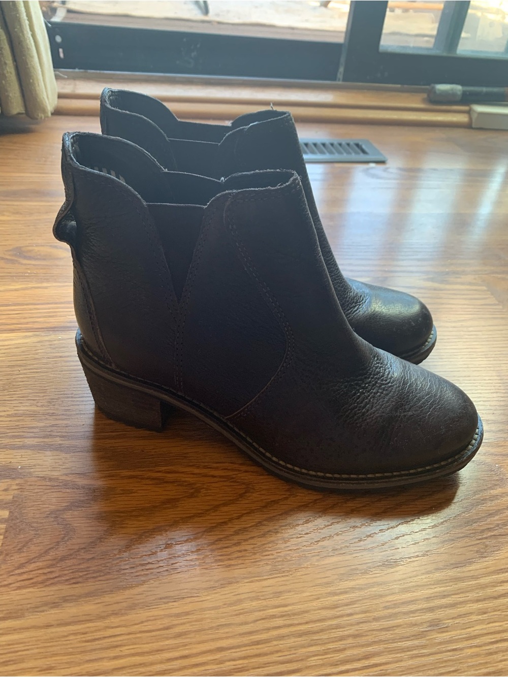 L.L. Bean Brown Leather Ankle Booties Women Size 7 Heeled Fall Shoes Boots Heels